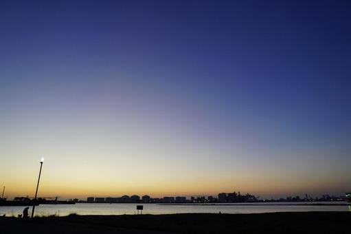 千葉みなと 夕暮れ時の風景 千葉みなと 夕暮れ時の風景 千葉みなと,夕景,日暮れの写真素材