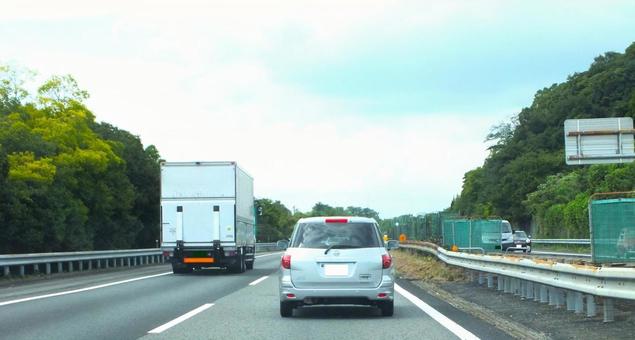 深緑の中 トラック運送 深緑の中 トラック運送の写真