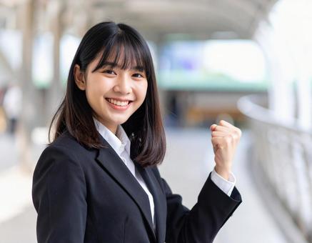 就活女性ガッツポーズの写真