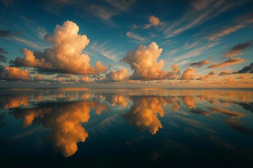 海に映る夕日に染まる雲と空の幻想的な絶景 海,空,雲の写真素材