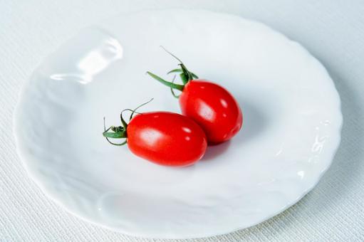白い皿に盛られた2つの細長いミニトマト トマト,ミニトマト,野菜の写真素材