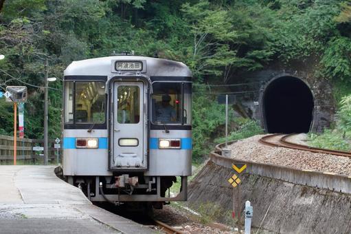 秘境駅、坪尻駅に停車する1000型 秘境駅、坪尻駅に停車する1000型の写真