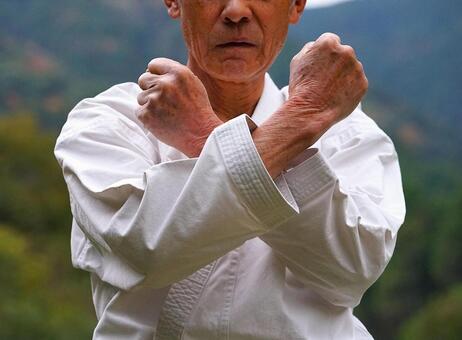 空手（構え・背景ボケ） 空手,構え,形の写真素材