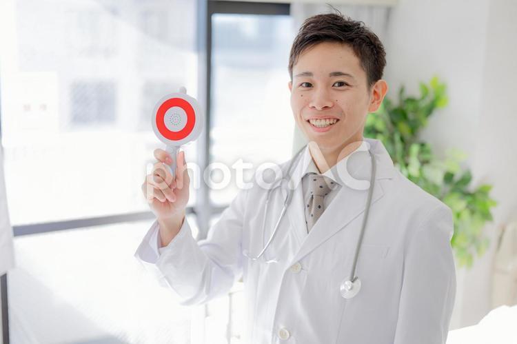 マルをもつ医療男性 男性,アジアン,日本人の写真素材