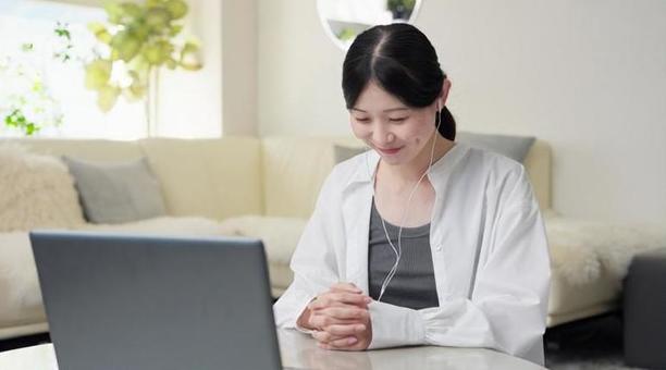 オンラインで面接を行うアジア人女性 オンラインで面接を行うアジア人女性 オンライン,面接,女性の写真素材