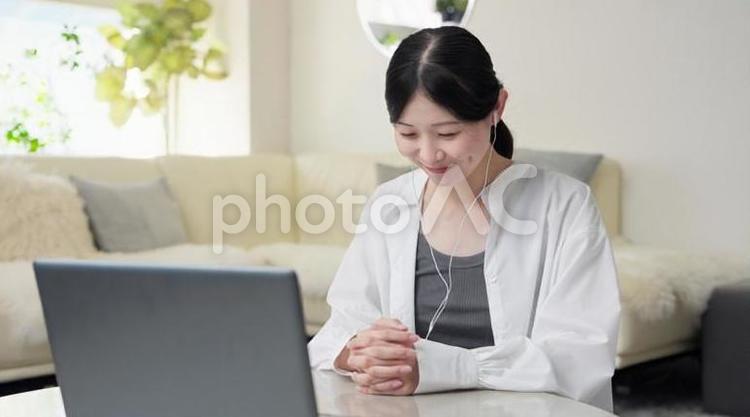 オンラインで面接を行うアジア人女性 オンライン,面接,女性の写真素材