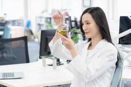 実験をする白衣の若い女性研究者 実験をする白衣の若い女性研究者 研究,サイエンス,実験の写真素材