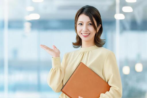 手で案内をする女性・ビジネスウーマン 女性,ビジネス,笑顔の写真素材