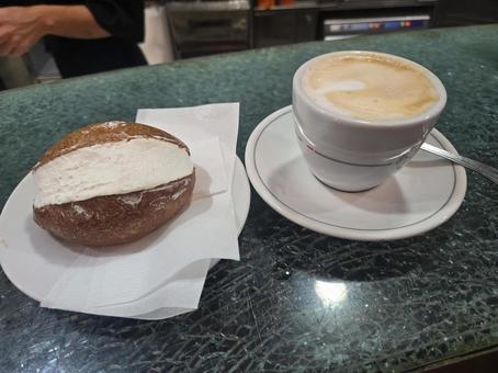 イタリア　マリトッツォとカプチーノ イタリア,ヨーロッパ,散策の写真素材