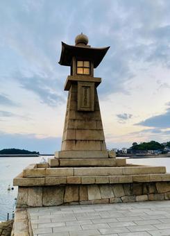 常夜燈の夕暮れ 常夜燈の夕暮れ 常夜燈,灯篭,風景の写真素材