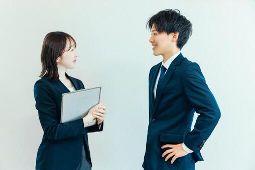 会話するビジネスマン男女 ビジネス,ビジネスマン,ビジネスウーマンの写真素材