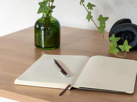 机の上のノートとペン ノート,ペン,ヘッドホンの写真素材