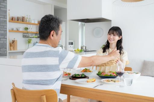 ダイニングで食事をするミドルの夫婦 ダイニングで食事をするミドルの夫婦 食事,家族,夫婦の写真素材
