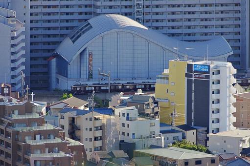 川西市のマンション街を縫う阪急宝塚線 阪急電車,宝塚線,通過の写真素材