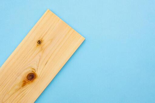 水色背景に置かれたヒノキ板 ヒノキ,木材,板の写真素材