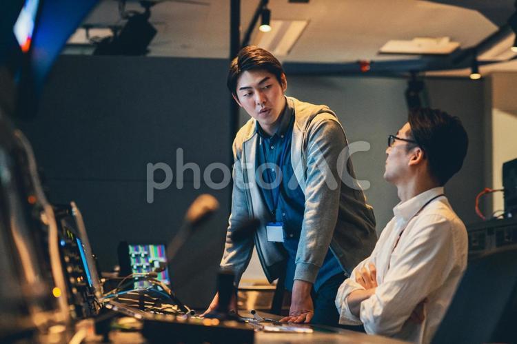 TV局で映像制作を行う男性スタッフ ディレクター,クリエイター,映像編集の写真素材
