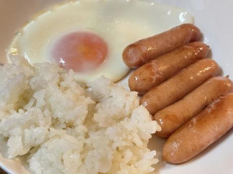 モーニング モーニング 目玉焼き,お米,ソーセージの写真素材