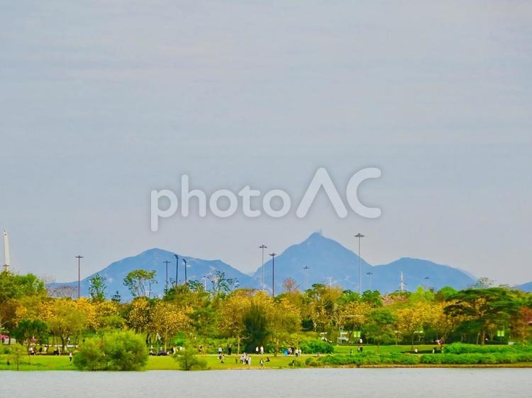 人材公園と山々の絶景 青空,空,絶景の写真素材