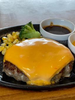 とろけるチーズハンバーグの鉄板焼き とろけるチーズハンバーグの鉄板焼き 鉄板,チーズハンバーグ,ハンバーグの写真素材