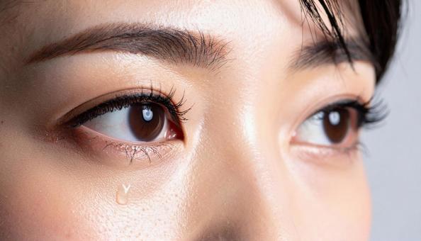 涙を溜める日本人女性の目の写真