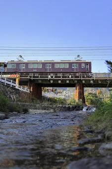 川と阪急電車 川,秋晴れ,街並みの写真素材