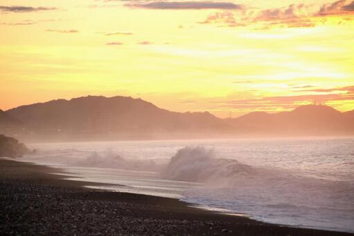 朝の海 朝焼け,海,オレンジの写真素材