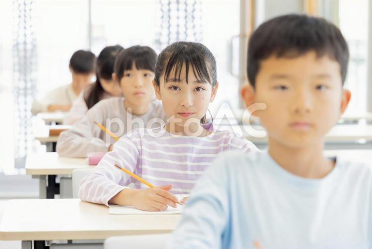 学習塾で勉強する小学生 小学生,塾,女性の写真素材