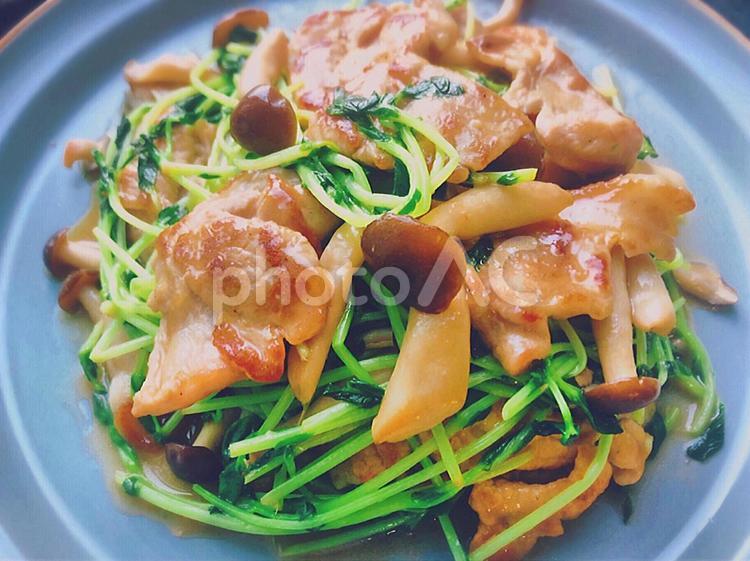 豆苗としめじと豚肉の炒め物 食べ物,健康,食事の写真素材