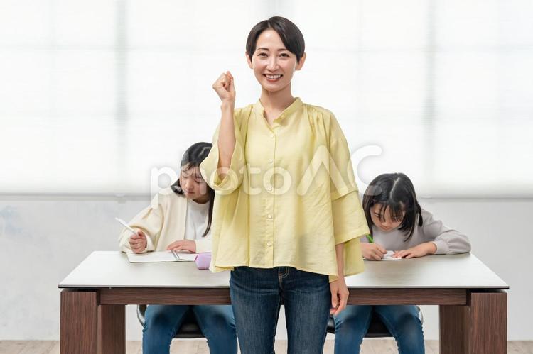 勉強を教える女性 宿題,勉強,家庭教師の写真素材