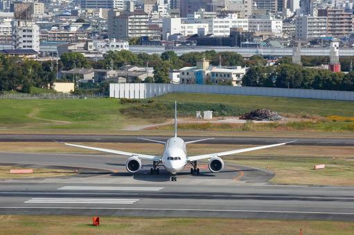 滑走路で待機する旅客機|俯瞰 滑走路で待機する旅客機|俯瞰 飛行機,旅客機,空港の写真素材