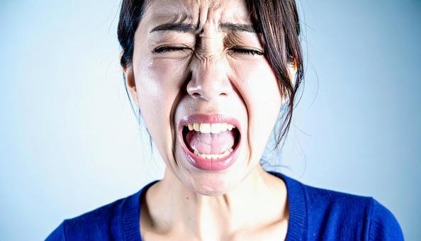 悲しくて泣く日本人女性・暗いイメージの写真