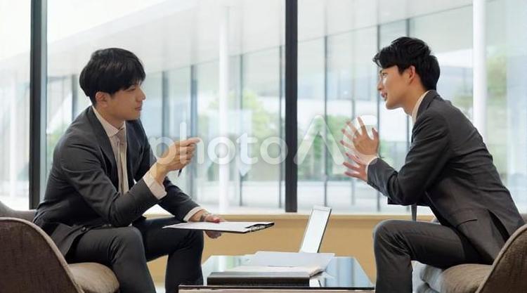 打ち合わせで言い争うビジネスマン ビジネスマン,打ち合わせ,言い争うの写真素材