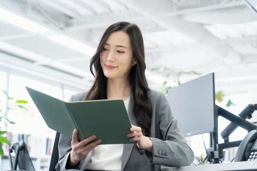 オフィスで仕事をする若いビジネスウーマン オフィスで仕事をする若いビジネスウーマン ビジネス,女性,オフィスの写真素材