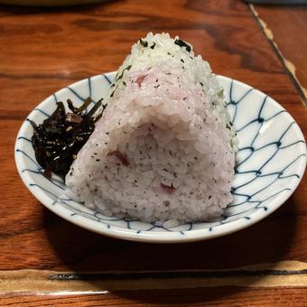しそおにぎりと野菜おにぎり しそおにぎりと野菜おにぎりの写真