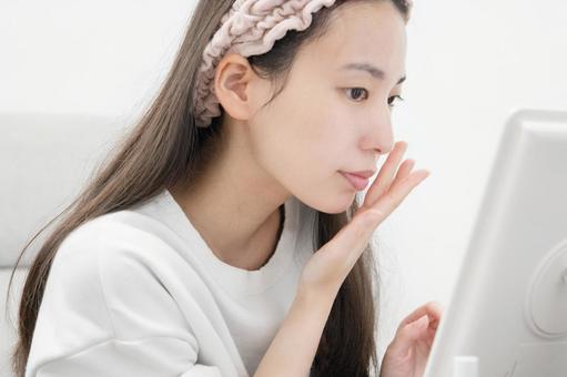 ベースメイクをする女性 女性,ファンデーション,化粧下地の写真素材