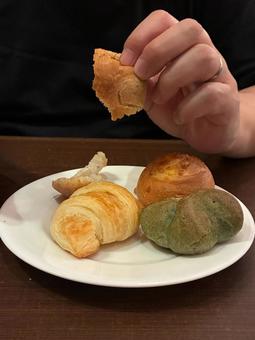 パンを食べる パンを食べるの写真