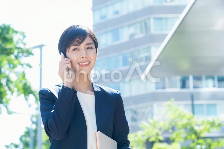 オフィス街で働く若いビジネスウーマン ビジネス,女性,ビジネスウーマンの写真素材