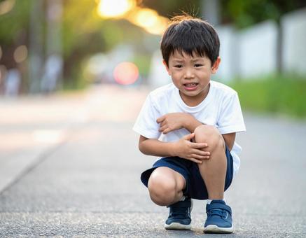 転んだ子供 転んだ子供の写真