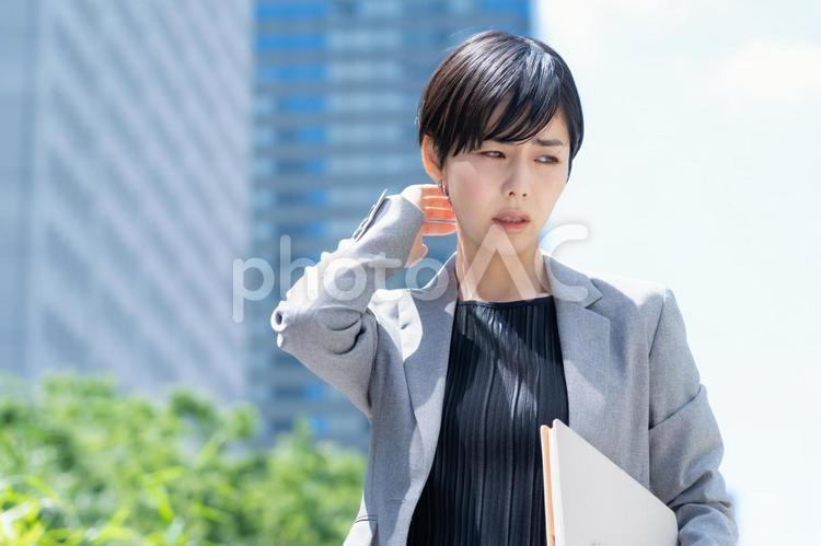 オフィス街で働く若いビジネスウーマン ビジネス,女性,ビジネスウーマンの写真素材