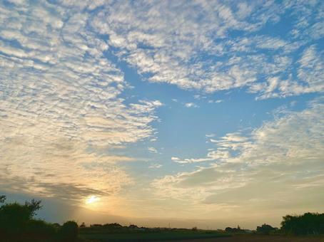秋の夕暮れ空 夕日,夕暮れ,秋空の写真素材