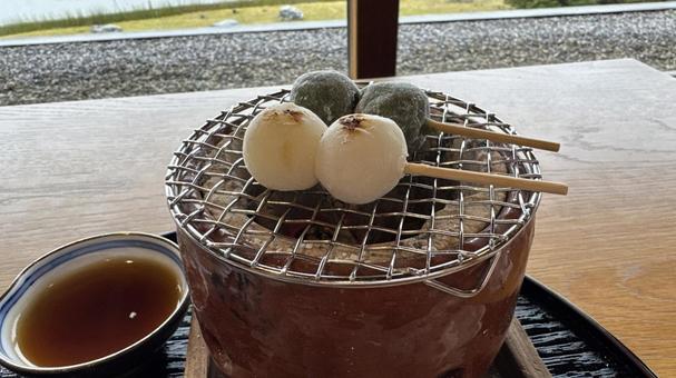 炭火の焼き団子と みたらし餡 団子,餅,炙るの写真素材