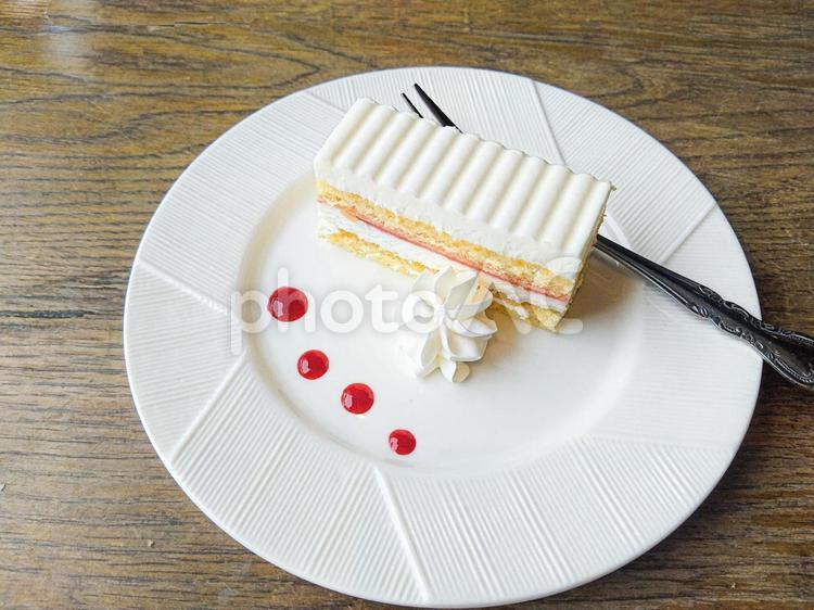 ケーキと木目調のテーブル ケーキ,可愛い,可愛らしいの写真素材
