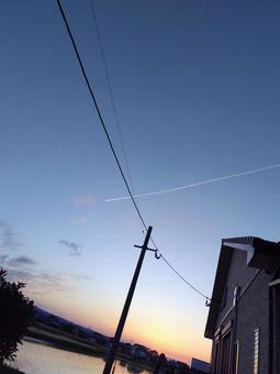 夕暮れの空に伸びる飛行機雲 夕暮れの空に伸びる飛行機雲の写真
