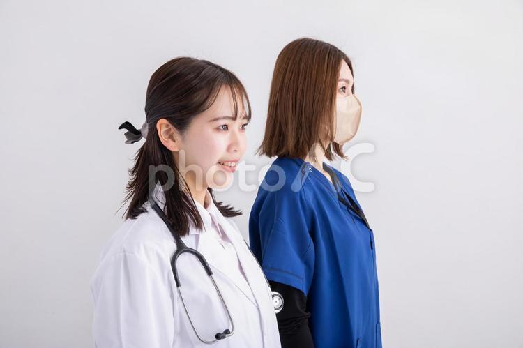 真っ直ぐ前を見る医師　Doctor 医者,ドクター,白背景の写真素材