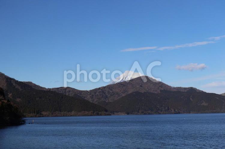 芦ノ湖と山々と白い雲のかかる富士山と青空 芦ノ湖,山々,白いの写真素材