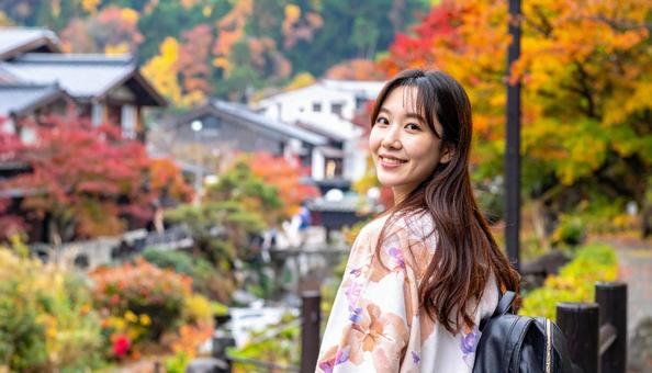 温泉街を笑顔で歩く日本人女性たち 温泉街を笑顔で歩く日本人女性たちの写真