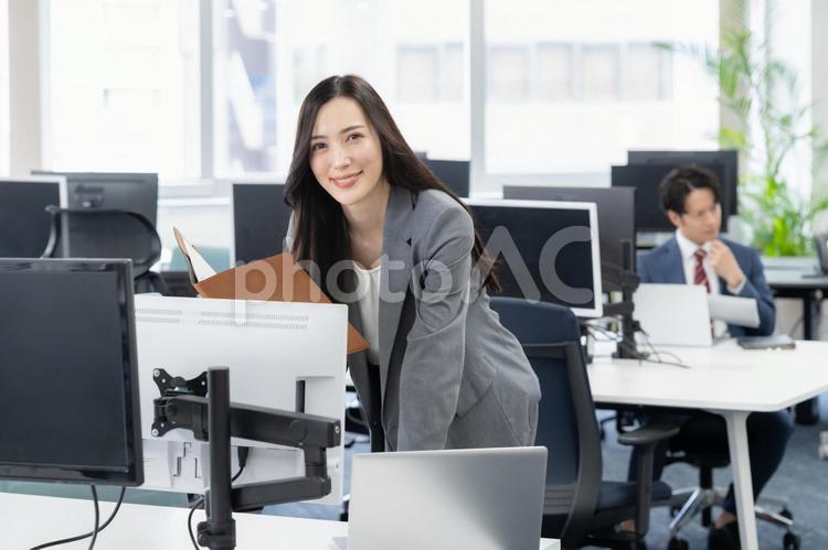 オフィスで仕事をする若いビジネスウーマン ビジネス,女性,オフィスの写真素材
