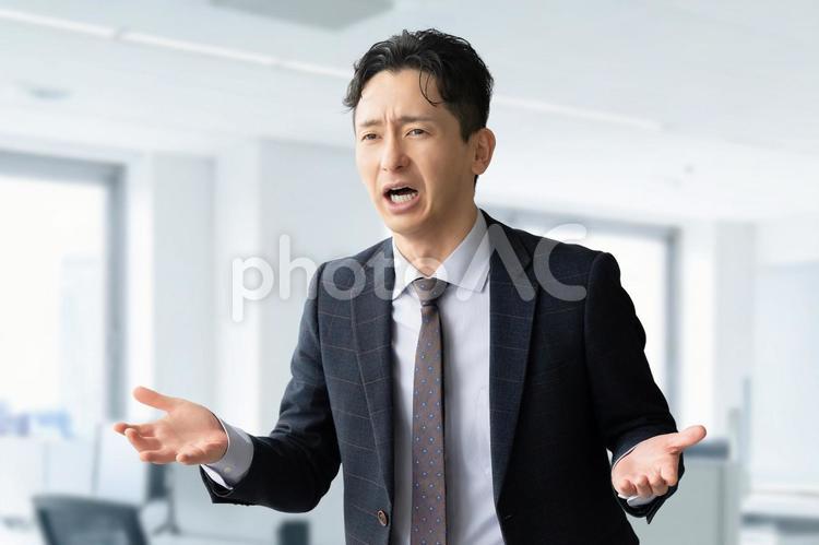 説明・抗議・弁解をする男性ビジネスマン 男性,ビジネス,ビジネスマンの写真素材
