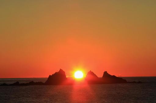 真鶴三ツ石からの日の出 真鶴三ツ石からの日の出 海,風景,太陽の写真素材