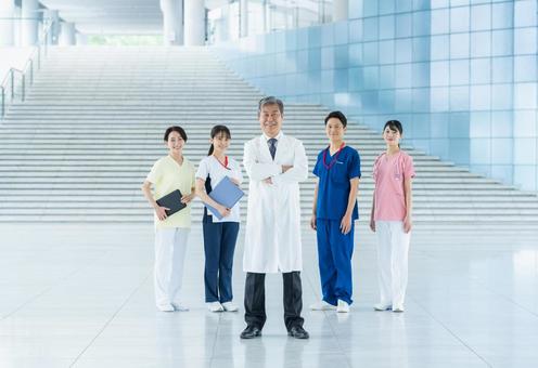 病院で働く医療スタッフ 医師,笑顔,医療スタッフの写真素材